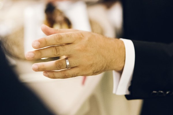 Comment choisir la bague en or parfaite pour un homme en fonction de sa personnalité et de son style ?